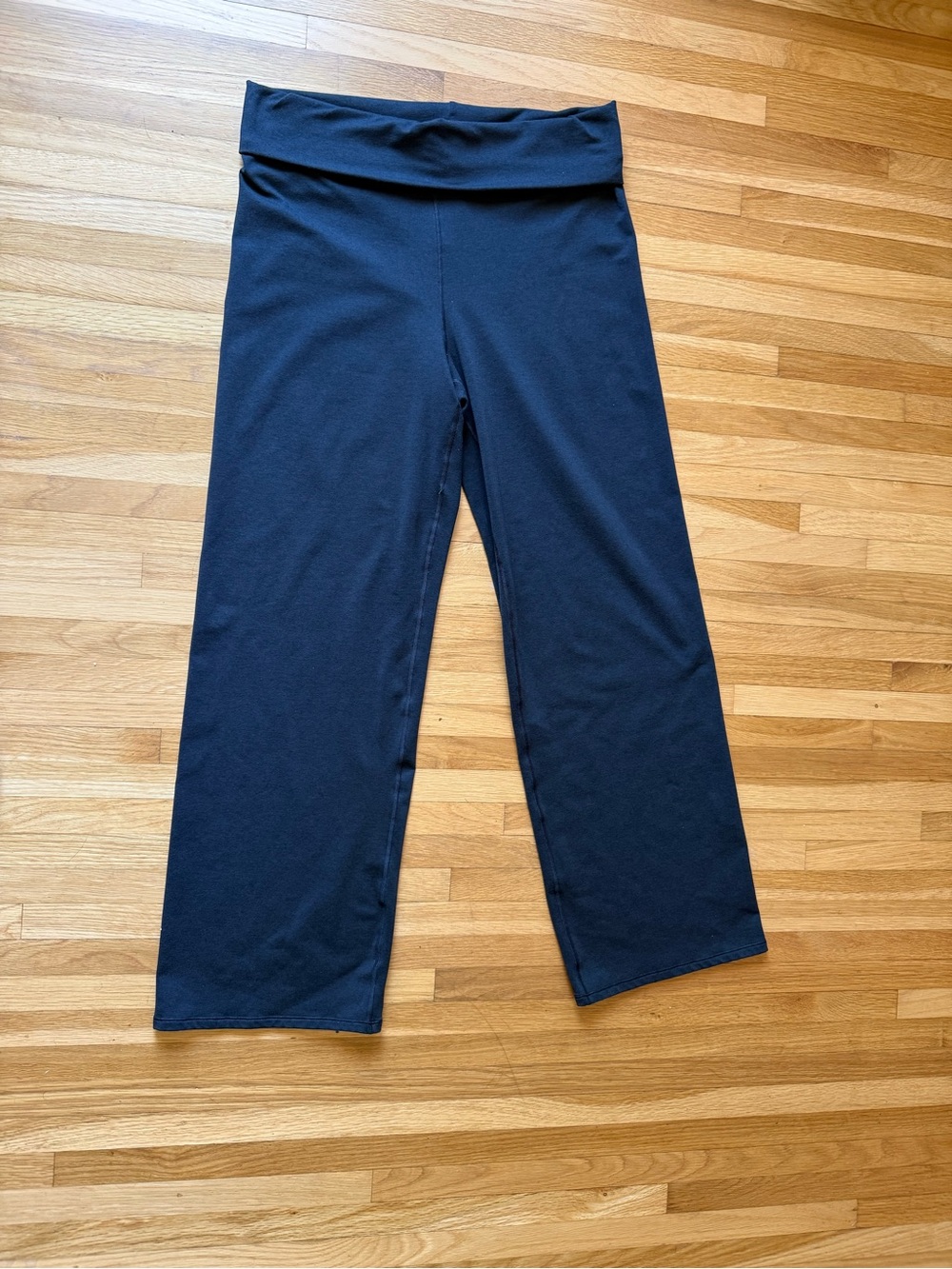 EUC Vuori Women’s Granite Fold Over Strait Leg Pant in Black